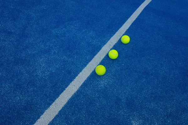 Trois Balles Paddle Tennis Sur Terrain Gazon Artificiel Bleu Près — Photo