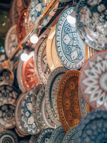摩洛哥一家商店里一张彩色盘子的垂直照片 — 图库照片