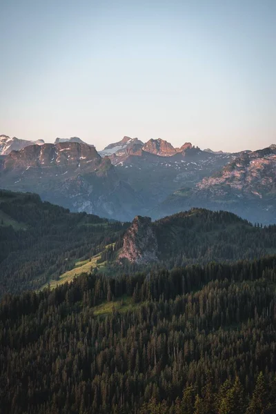 Een Verticale Opname Van Een Prachtige Bergketen Met Silhouetten Van — Stockfoto