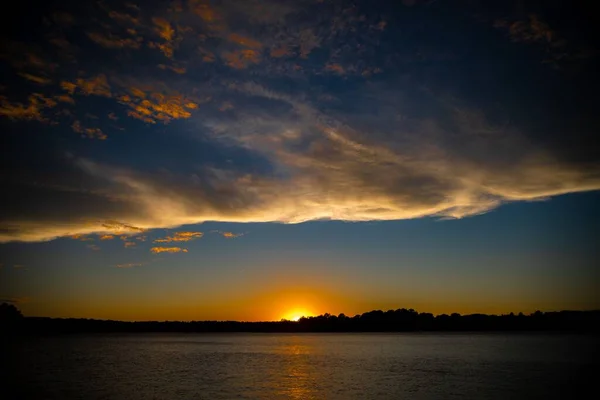 湖の向こうに沈む夕日の美しいショット — ストック写真