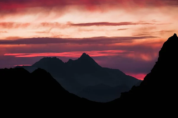 Silueta Hor Pod Barevnou Oblohou Při Západu Slunce — Stock fotografie
