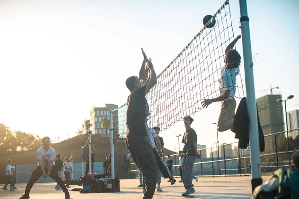 Group Volleyball Players Match College Sunny Day — Stock Photo, Image