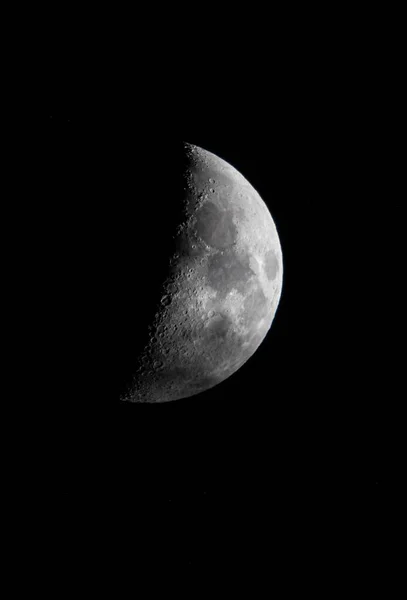 一轮美丽的月亮映衬着漆黑的天空 — 图库照片