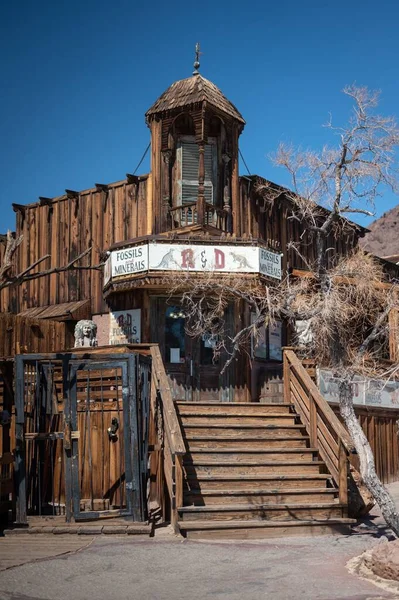 Old Wild West Frame Casa Com Uma Bela Varanda Canto — Fotografia de Stock