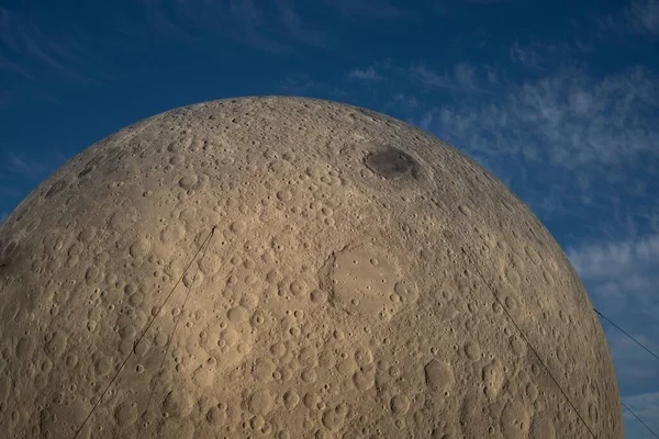 Gros Plan Modèle Géant Lune Contre Ciel Bleu Observatoire Brno — Photo