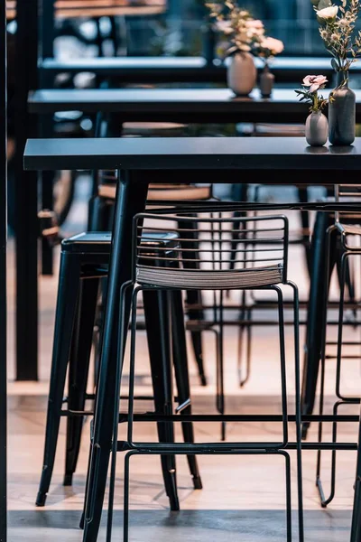 レストランの椅子の垂直ショット — ストック写真