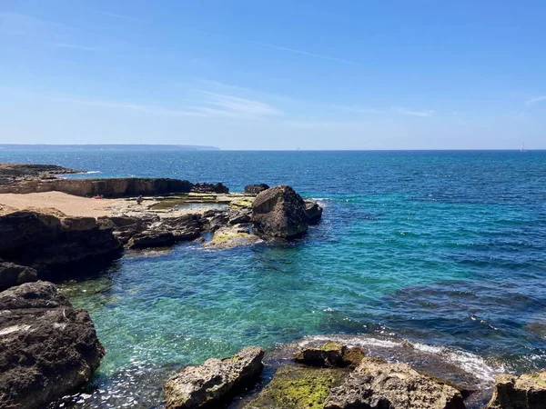 Una Costa Rocosa Gente Pasando Tiempo Cala Formentor Playa Las — Foto de Stock