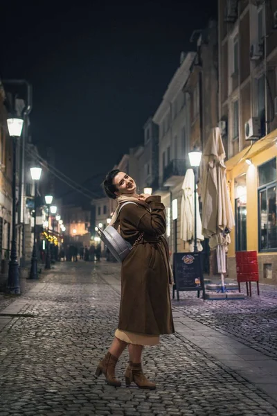 Ein Kaukasisches Mädchen Aus Rumänien Einer Beleuchteten Straße — Stockfoto