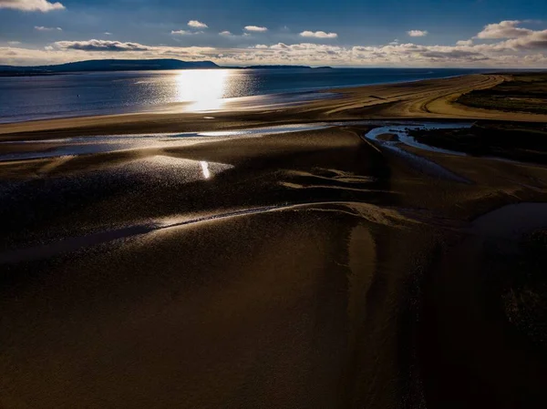 Flygande Vacker Utsikt Över Sandstranden Framför Havsutsikt Vid Solnedgången — Stockfoto