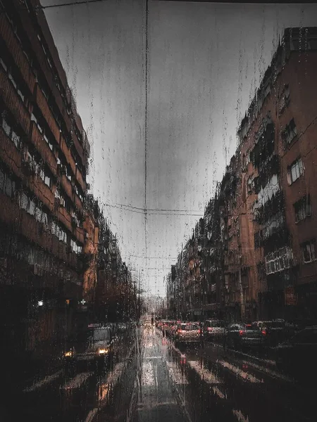 雨の日の雨の日には 街の建物や車でいっぱいの道路の美しい景色 — ストック写真