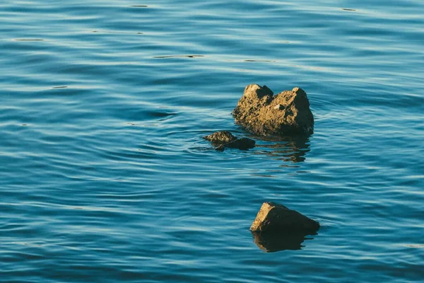 Eine Nahaufnahme Herausragender Felsen Blauem Klarem Wasser — Stockfoto