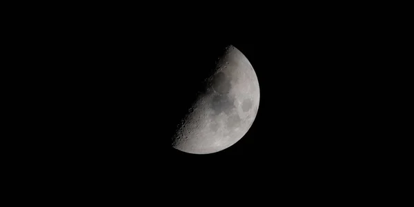 在漆黑的夜空中 一轮美丽的半月形的照片被隔绝了 — 图库照片