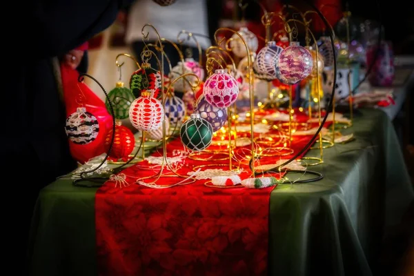 Eine Nahaufnahme Von Weihnachtsdekoration Auf Einem Tisch Mit Lichtern — Stockfoto