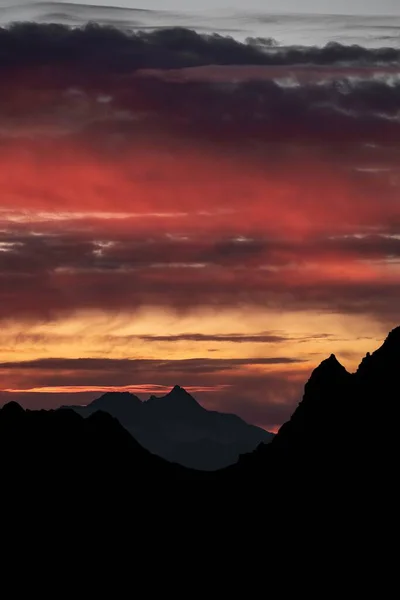 Una Silueta Montañas Bajo Cielo Colorido Durante Puesta Del Sol — Foto de Stock