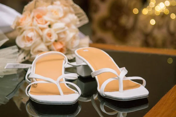 結婚式のための花嫁の花と靴の閉鎖 — ストック写真