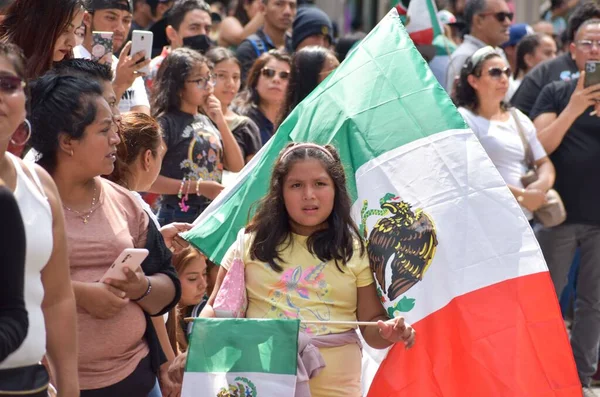 Ένα Θηλυκό Παιδί Περπατώντας Σημαία Του Μεξικού Κατά Διάρκεια Της — Φωτογραφία Αρχείου