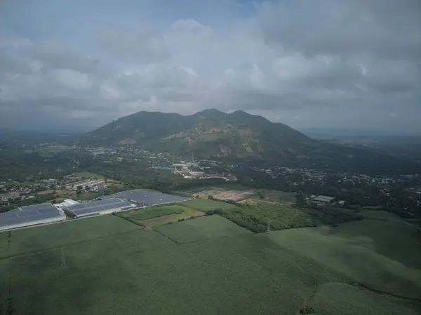 Luftaufnahme Von Grünen Feldern Und Bergen Unter Bewölktem Himmel — Stockfoto