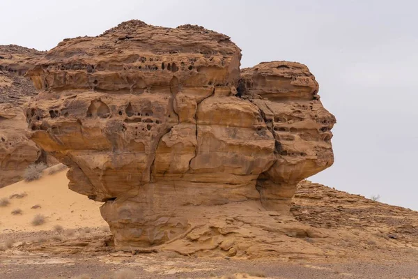 Riyad Suudi Arabistan Parlak Gökyüzü Olan Kayadaki Yüz — Stok fotoğraf