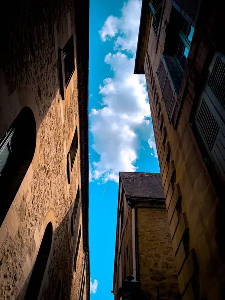 フランスの古い建物の間の雲の垂直ショット — ストック写真