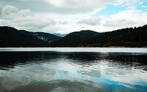 Ein Schöner Blick Auf Den See Der Nähe Der Berge — Stockfoto