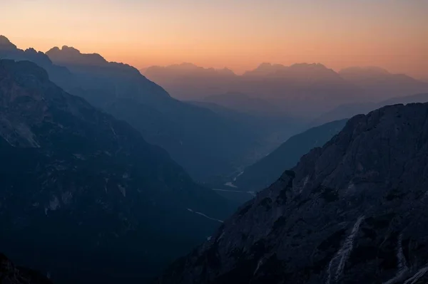 Een Betoverend Uitzicht Een Prachtig Berglandschap Tijdens Een Schilderachtige Zonsondergang — Stockfoto