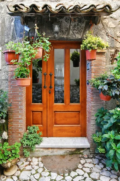Typowy Widok Stare Drzwi Domu Zewnątrz Dekoracji Roślin Starym Mieście — Zdjęcie stockowe