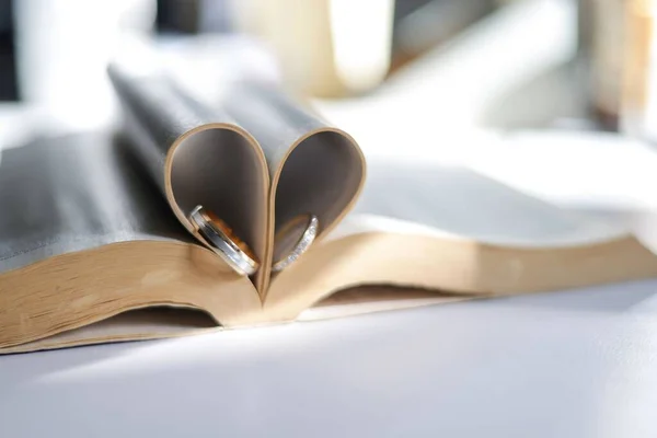 Closeup Open Page Book Heart Shape Rings — Stock Photo, Image