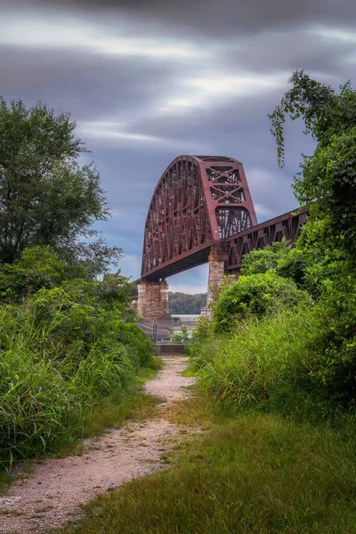 Вертикаль Зеленой Аллеи Ведущей Железнодорожному Мосту Огайо Облачный День — стоковое фото
