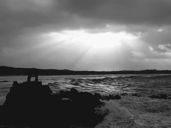 海の上に暗い雲の灰色のショット — ストック写真