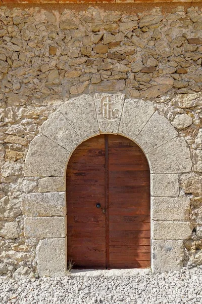 Vertical Shot Old Wooden Door Stone Wall Sunny Weather Outdoors — Stock Photo, Image
