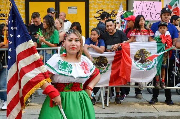 Närbild Kvinna Som Håller Flaggan Usa Den Mexikanska Självständighetsdagen Paraden — Stockfoto
