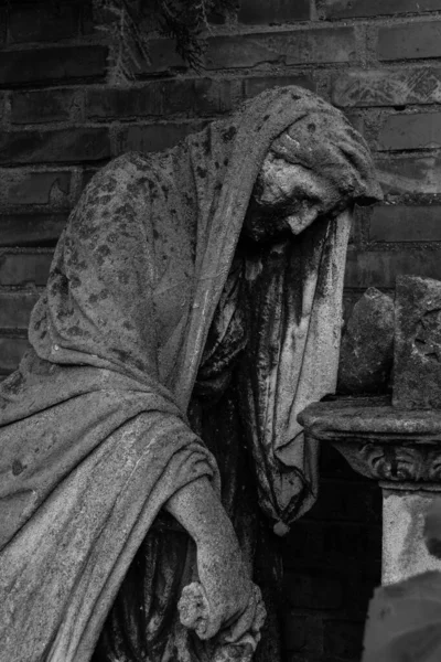 Eine Zerstörte Statue Einem Alten Friedhof Graustufen — Stockfoto