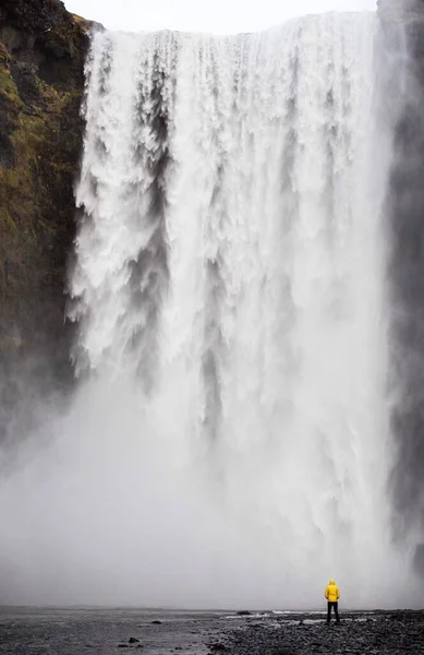 Wspaniały Widok Wysoki Wodospad Strumieniowy Dziczy — Zdjęcie stockowe