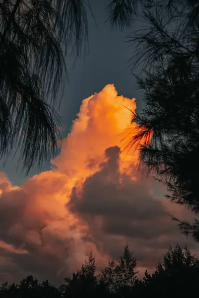 แนวต งของเมฆส วงท พระอาท นหล องฟ ดเจน — ภาพถ่ายสต็อก
