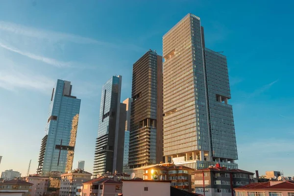 Låg Vinkel Skott Moderna Spegling Byggnader Stadsdelen Istanbul Turkiet — Stockfoto