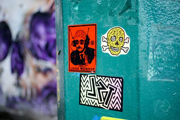 Stolpe Med Klistermärken Den Med Lila Skalle Graffiti Bakgrunden Glasgow — Stockfoto