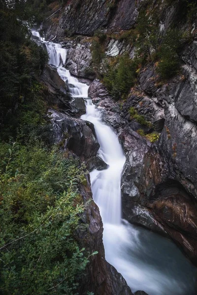 Вертикальний Довгий Експозиційний Знімок Водоспаду Умбал Тіроль Австрія — стокове фото