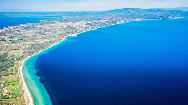 Een Luchtfoto Van Blauwe Zee Kust — Stockfoto