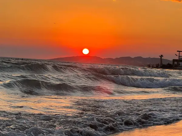 Uma Foto Cênica Pôr Sol Cênico Sobre Mar Com Ondas — Fotografia de Stock