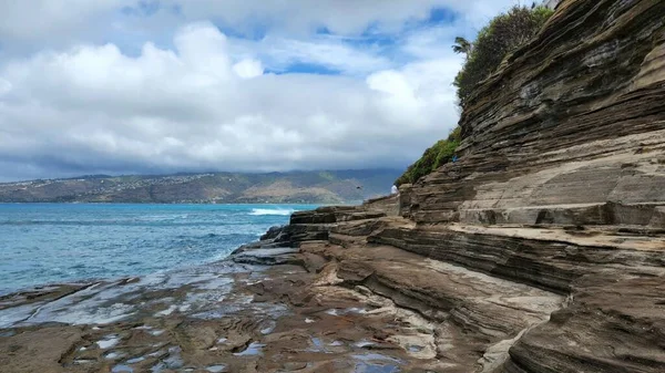 阳光灿烂的檀香山岩石般的海岸线 — 图库照片