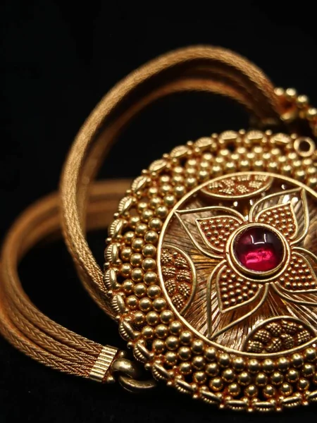 Eine Antike Damenkette Mit Einem Goldenen Anhänger Mit Rotem Kugeljuwel — Stockfoto