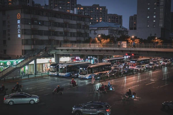 Strzał Drona Samochodów Ludzi Świateł Architektur Lokalnej Ulicy Nocy Obszarze — Zdjęcie stockowe