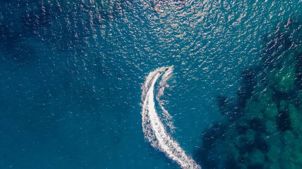 Вид Сверху Воздуха Моторную Лодку Оставляющую Водные Следы Красивом Бирюзовом — стоковое фото