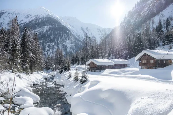 Die Schneebedeckten Holzhäuser Mit Bergen Hintergrund Einem Sonnigen Tag — Stockfoto