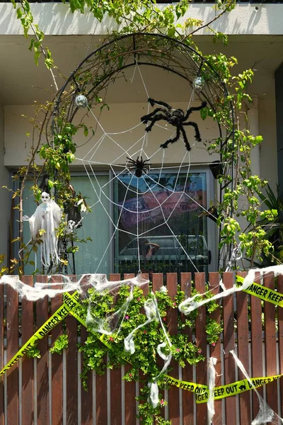 クモの巣の上のクモのおもちゃの垂直ショットバルコニーのハロウィーンの装飾 — ストック写真