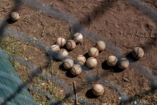 Beaucoup Balles Baseball Sur Sol Terre Travers Clôture Grille Métallique — Photo