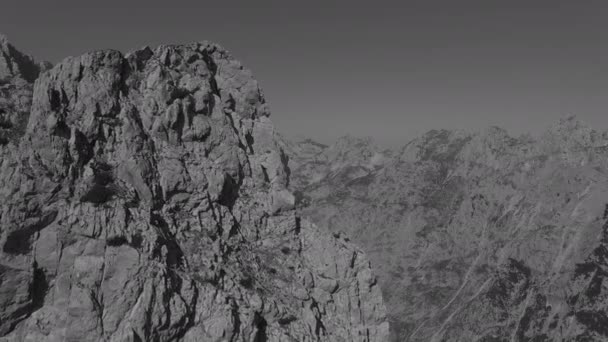 Uma Vista Aérea Câmera Lenta Escala Cinza Das Montanhas Zugspitze — Vídeo de Stock