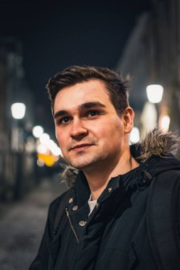 Romanyalı beyaz bir adam Aydınlanmış bir sokakta