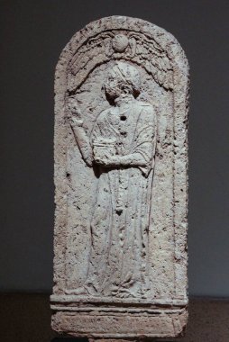 Beyrut Ulusal Müzesi 'ndeki antik bir heykelin dikey görüntüsü.