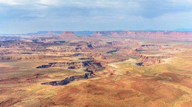 Utah, ABD 'deki Canyonlands Ulusal Parkı' ndaki Green River Overlook 'un güzel bir manzarası